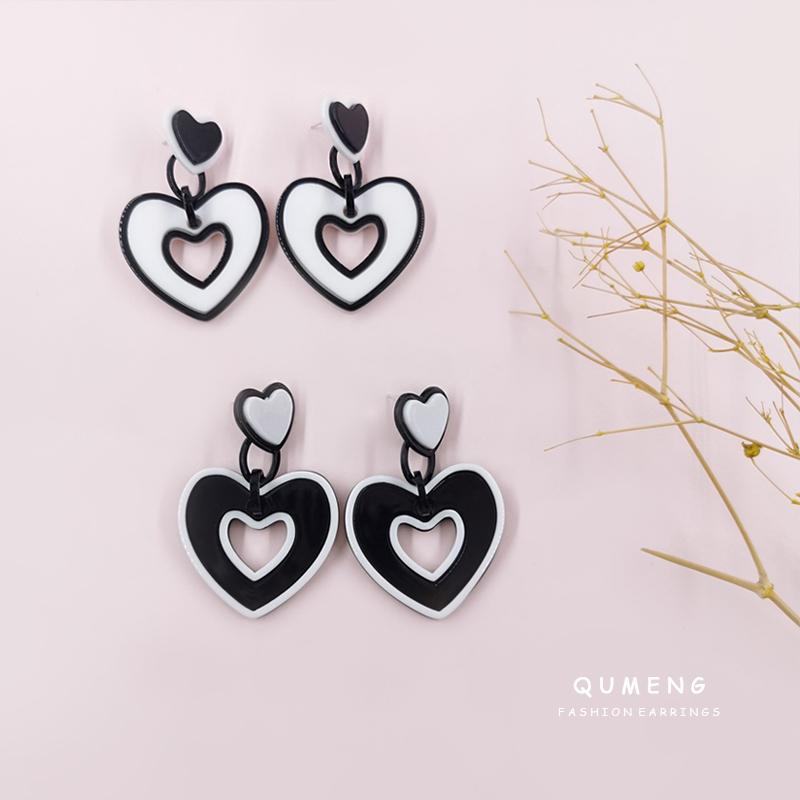 

2021 Korean Fashion Simple Temperament Heart Dangle Earrings Black And White Acrylic Love Statement Exquisite Female Jewelry