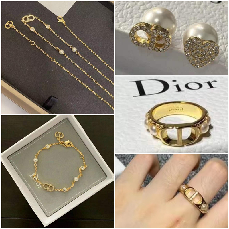 

Dupe Di-or Luxury Pearl CD Letter Pendants Women's Bracelet Necklace Ring Love Shape Asymmetric Earrings with Gift Box