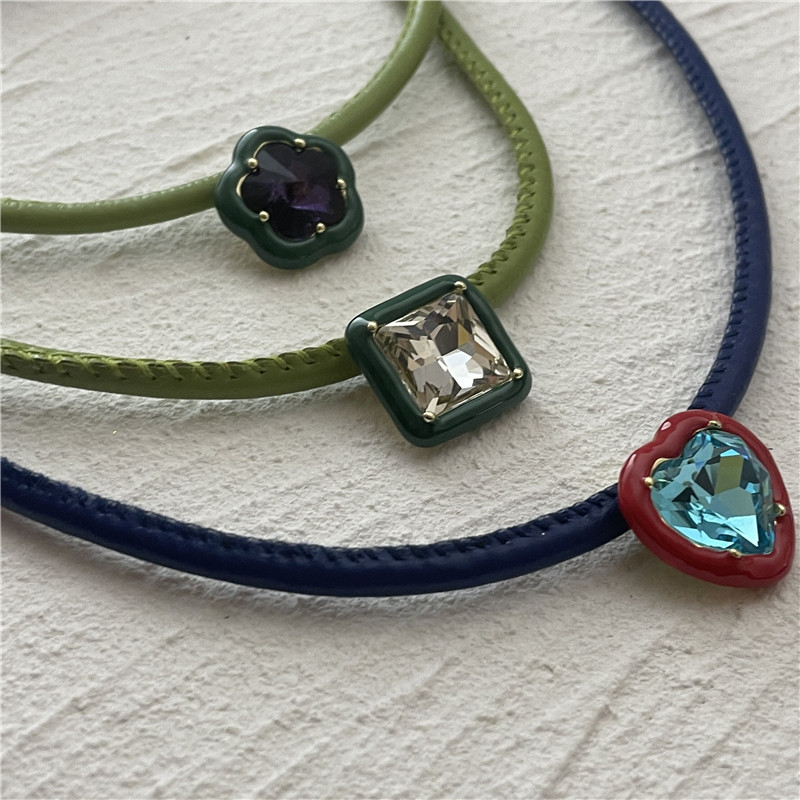 

Niche designer geometric diamond candy coloured PU leather geometric small flower personalised short necklace choker284G