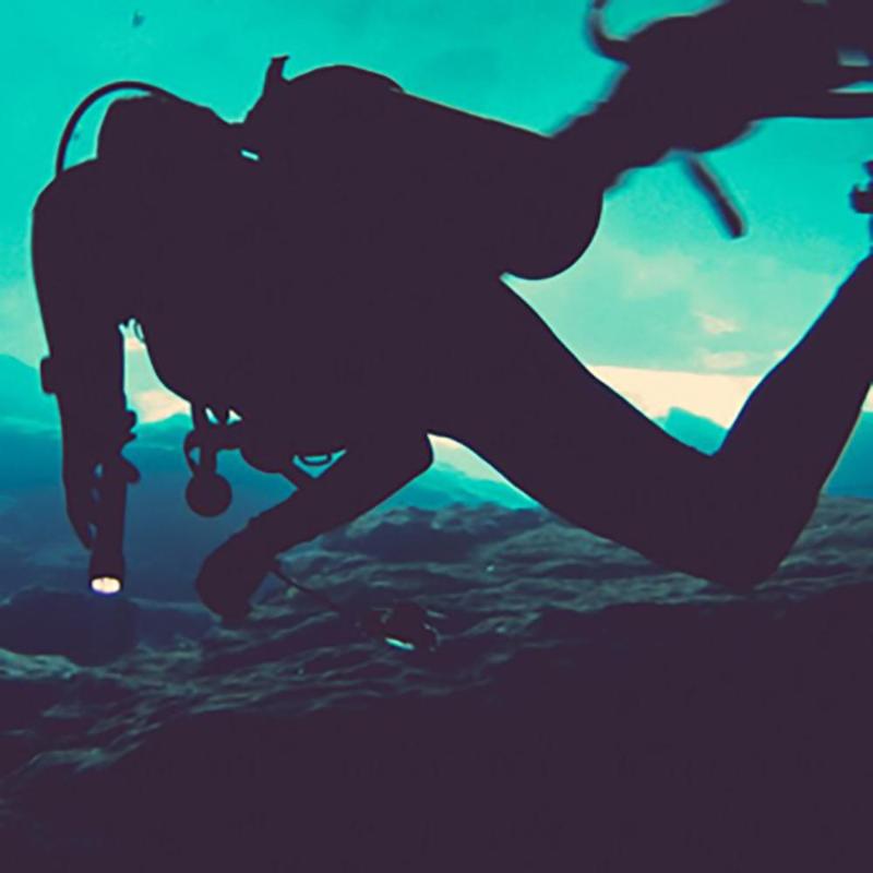 

Waterproof professional diving powerful super bright led aluminum alloy multi-function USB riding 35A7