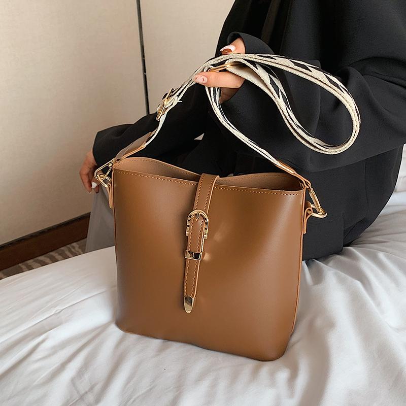 

Niche Design Popular Handbags 2021 New Fashion Messenger Bag High-end Shoulder Bucket Bag Underarm Dual-use Width: 23cm, Black