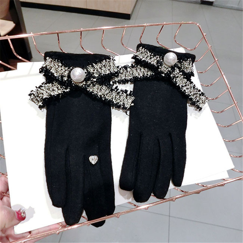 

South Korea new style pearl raw edge bowknot cashmere warmth and thick five-finger touch screen gloves female autumn and winter finger glo