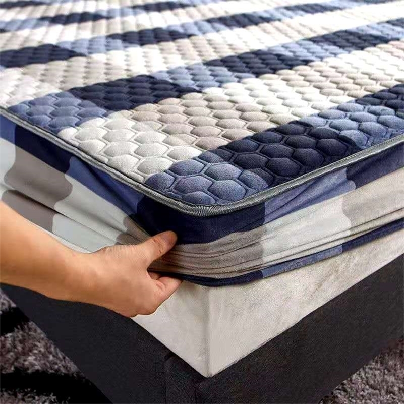 

Thicken Warm Velvet Quilted Mattress Cover Soft Flannel King Queen Customized Mattress Protector Cover Not Including Pillowcase 201218
