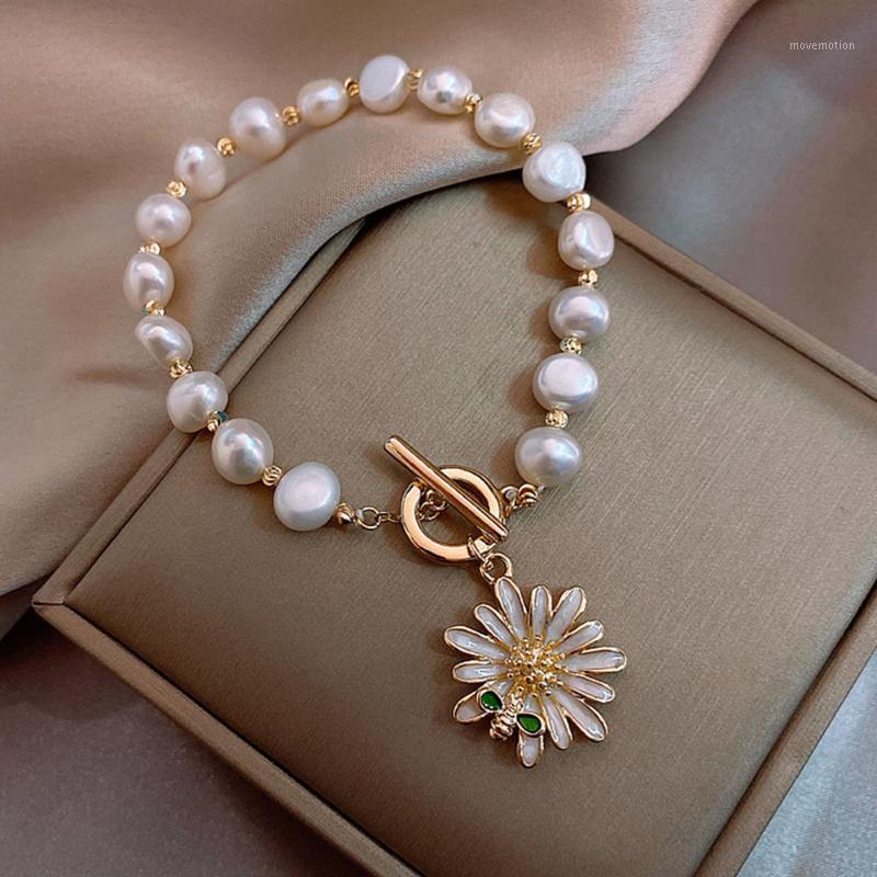 

Korean Temperament Sweet Pearl Bracelet Fashion Female Simple Beautiful Daisy Flower Bee Pendant Bracelet Jewelry Accessories1