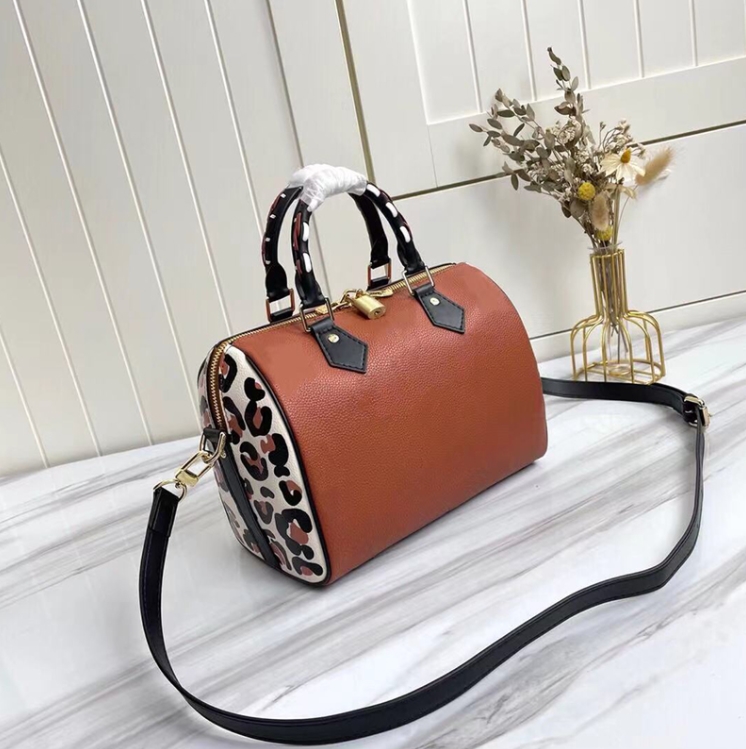 

2022 Designer women bag canvas Oversized embossed print genuine Cowhide-leather cross-body clutch purse handbag shoulderbag top handles, Black