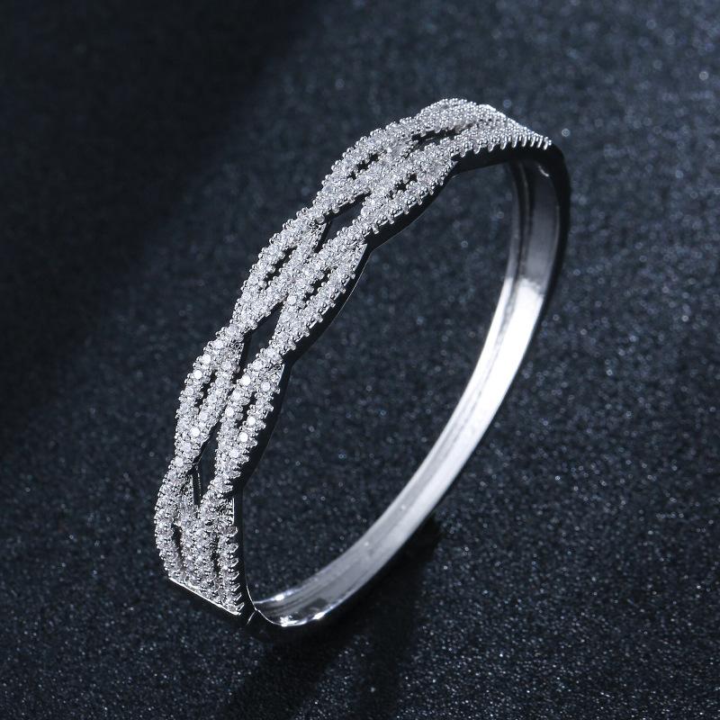 

Popular contracted three-dimensional figure eight cross copper inlay zircon high-end luxury bracelet joker woman bracelet