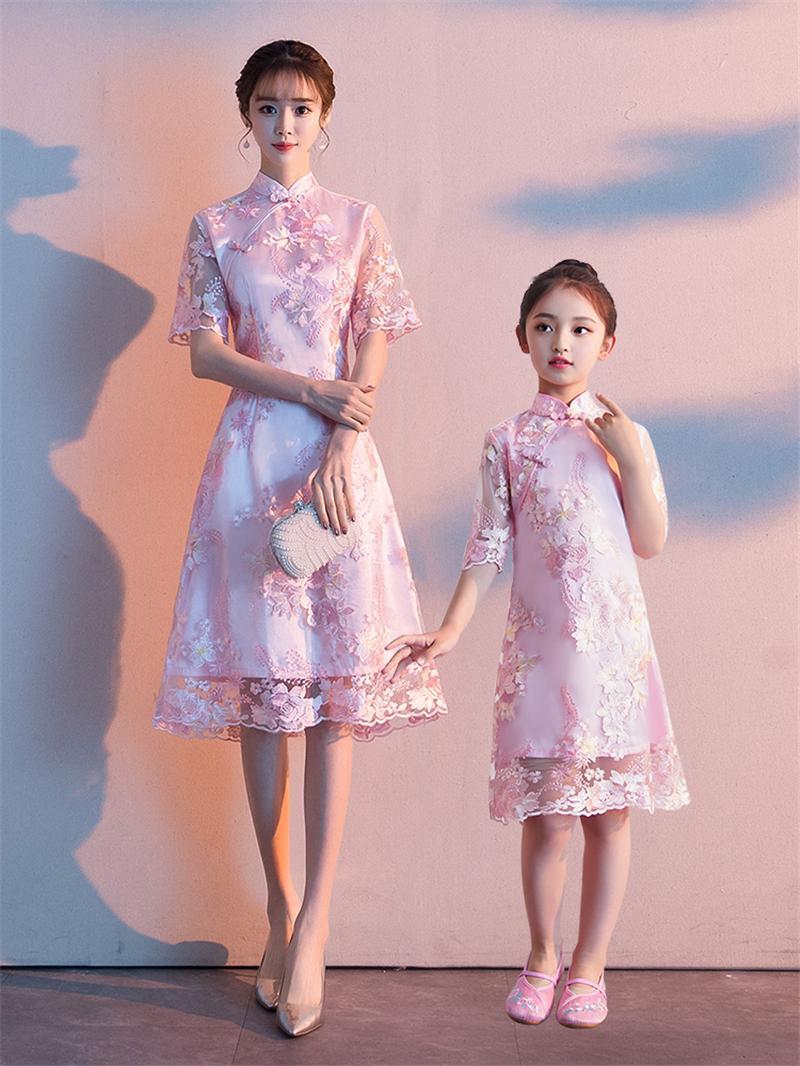 

Mother Daughter Lace Dress Mom Girls Cheongsam 2020 Summer Mommy Girl Match Twinning Party Dress Family Look Outfits Qipao, Beige