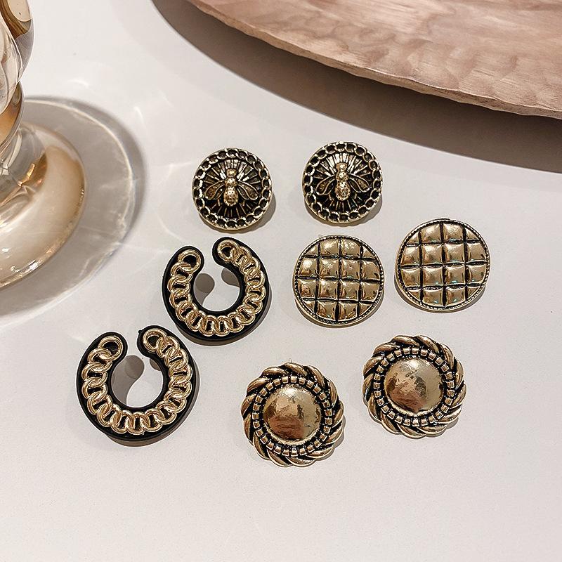 

4 Designs Distressed Gold Color Metal Small Earrings for Women C Shape Round Plaid Bee Printed Stud Earrings Vintage Jewelry