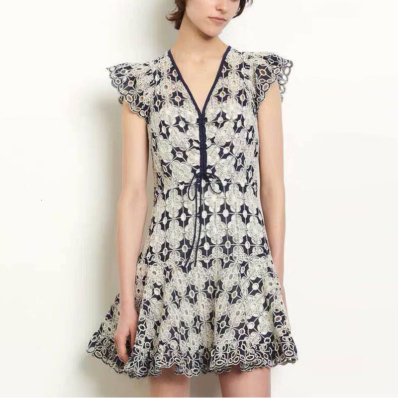 

Runway Retro-embroidered Flowers Hollow Party Thin Ribbon Temperament of Women in Spring/summer New Fashion D4mu, Navy blue.