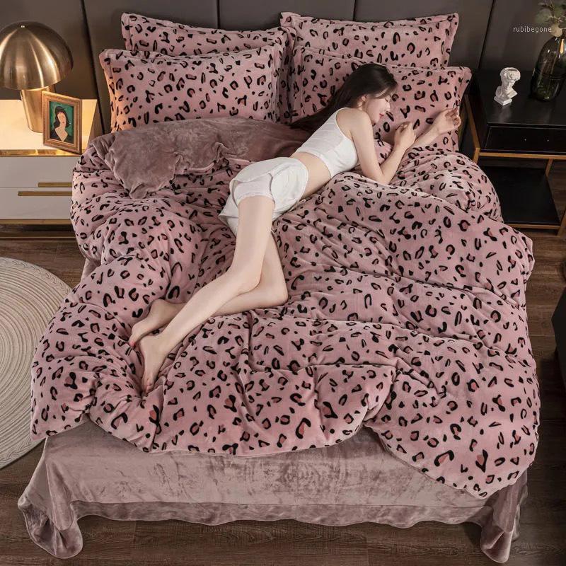 

JUSTCHIC American Sexy Leopard Print Duvet Cover Set Flat Sheet Pillowcase Mink Cashmere Winter Quilt Cover Bedspread Bedding1