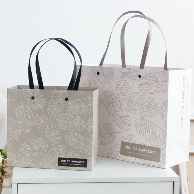 

ins style gift bag leaf pattern portable paper bag art birthday gift candy birthday party holiday accessories1