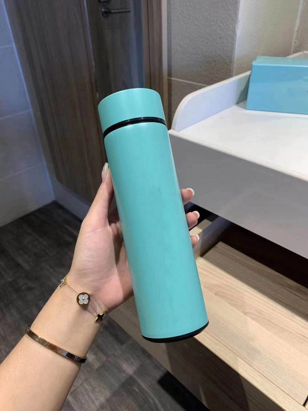 

New 20 Colors Unisex Portable Thermos cup Classic Design High Quality Water Bottles Leather Home temperature display Water Flask Free Ship