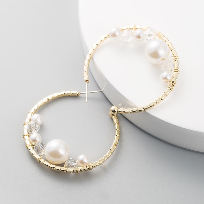 

2020 Korean New Design Sweet Exaggerated C Shape Statement Stud Earring for Woman Vintage Pearl and Crystal Round Stud Earrings