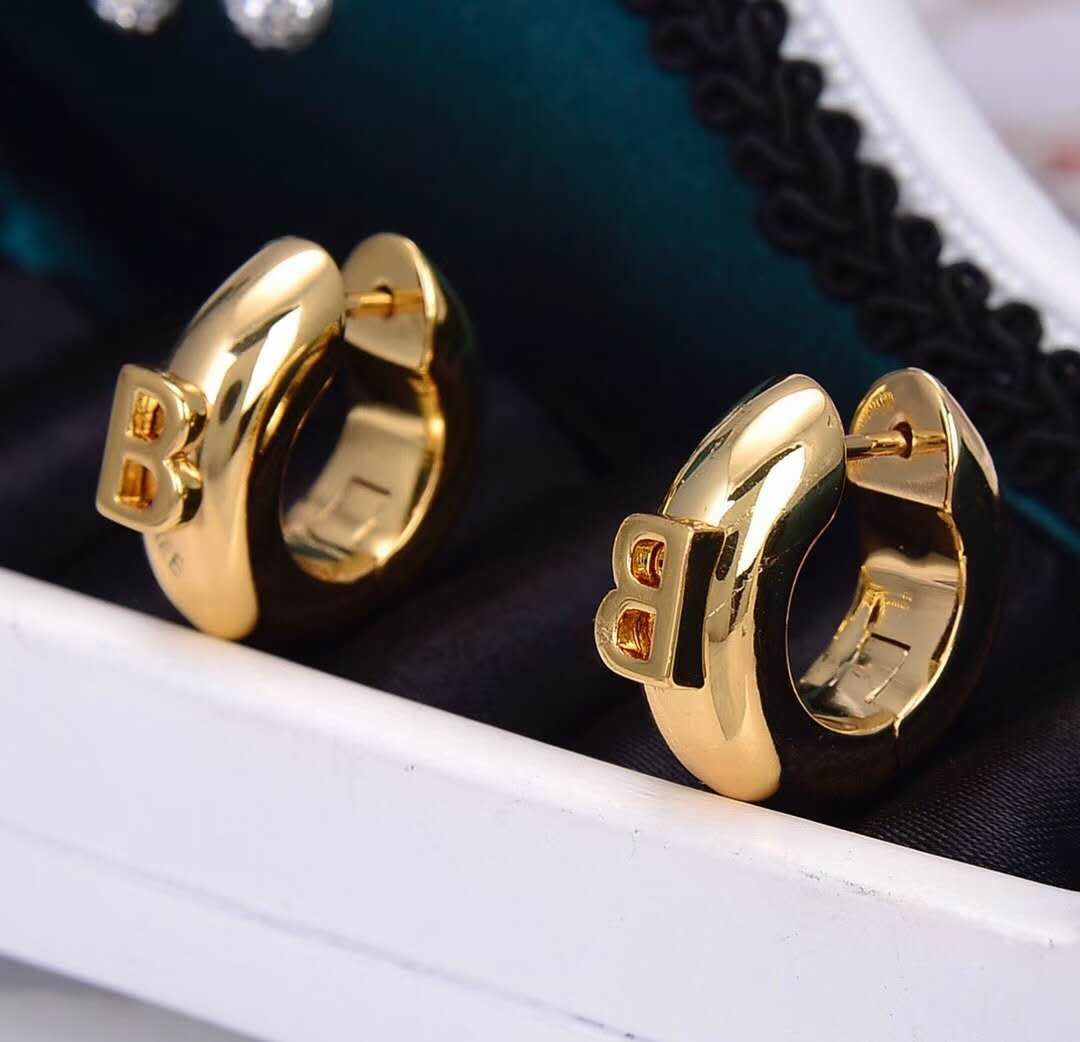 

2020New golden simple letter pendant earrings, high-end fashion women's earrings