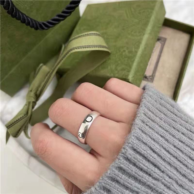 

2022 Luxury fashion designer couple ring silver letter graffiti temperament classic personality full couple gift women's party engagement jewelry box is very nice