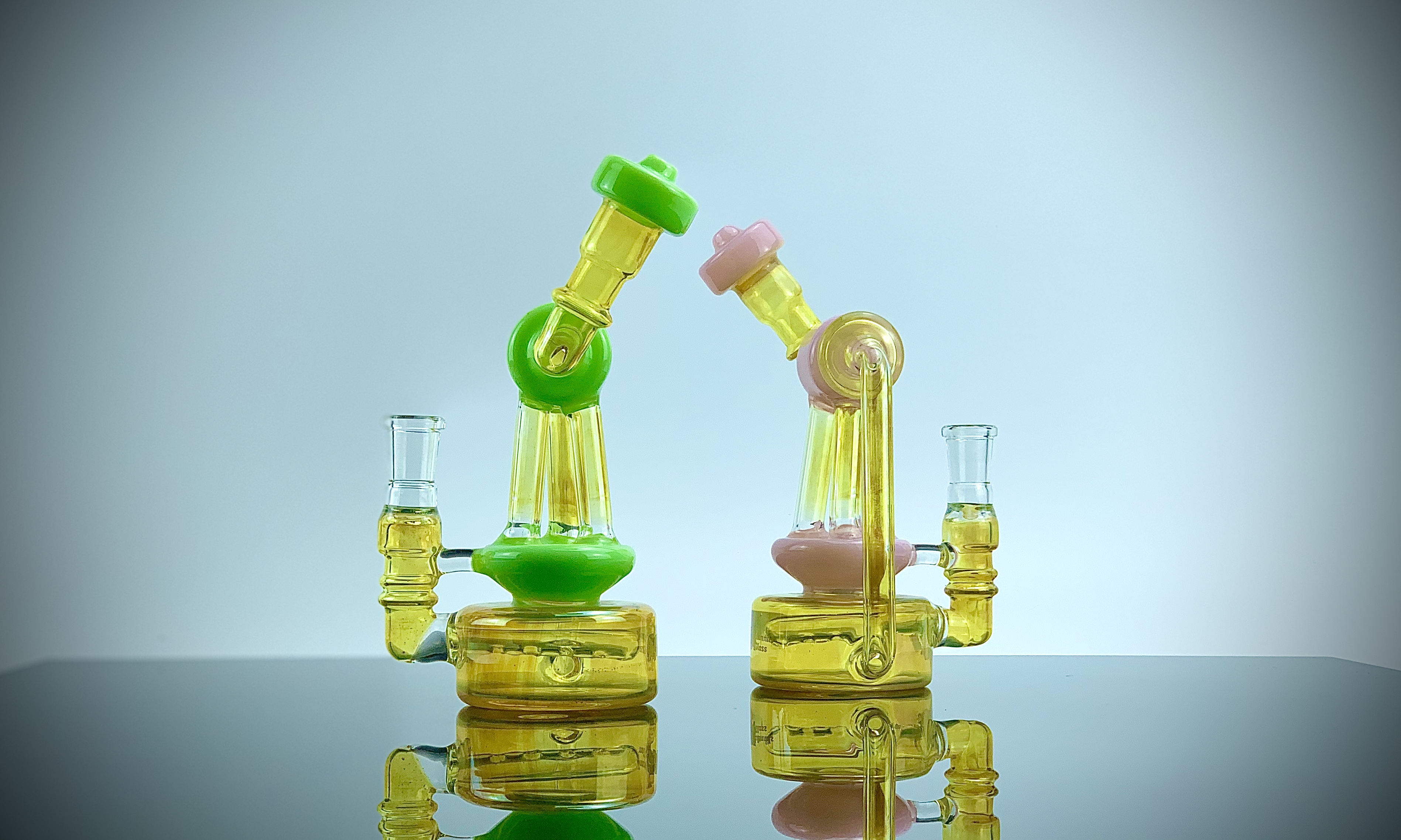 

Mini EIFFEL dab rig glass bong/hookah/three outlet pipes/brilliant water filtering effect/superb smoking experience/ EMS safe and fast delivery