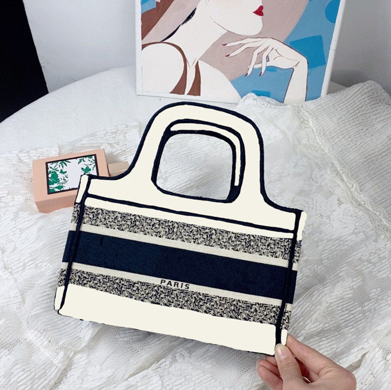 

Kids Deaigner Handbags Fashion Baby Girls Mini Princess Purses High Quality Classic Printing Tote Without Shoulder Strap Children Snacks Coin Bags Gift, Size:13*12cm