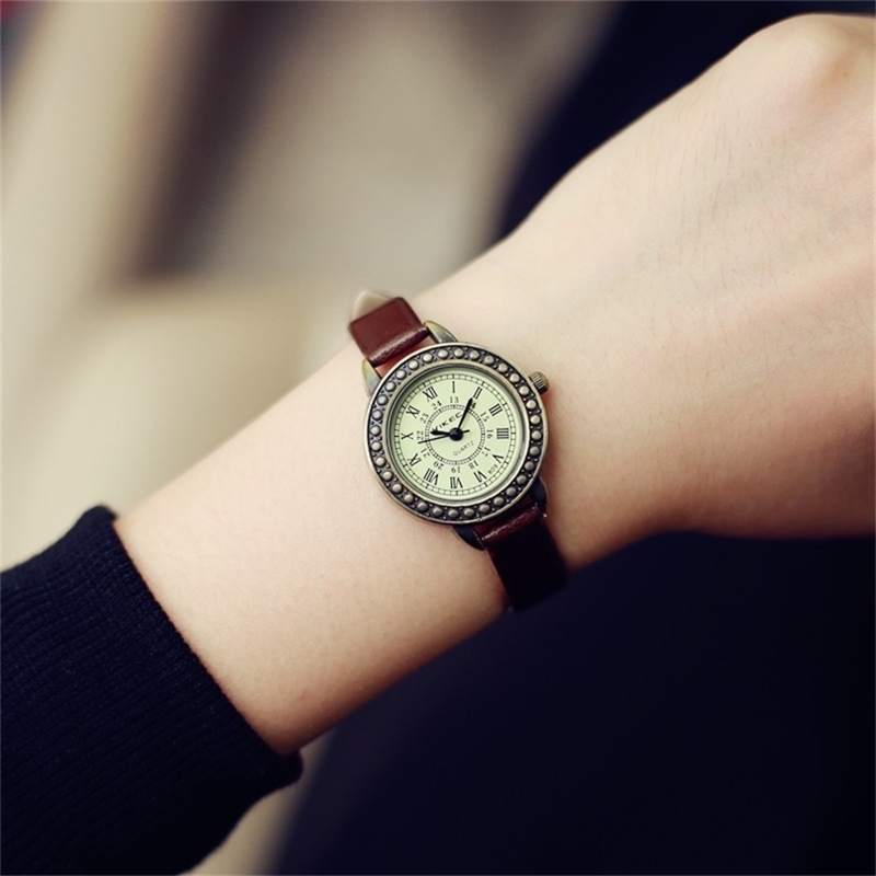

Ladies designer vintage leather women bracelet watches brown retro roma quartz woman clock fashion small female wristwatches 211228, Red