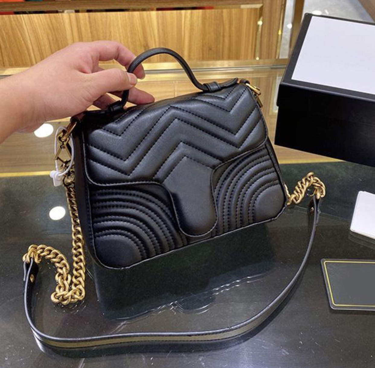 

Women Luxurys Designers Bags Girls 2021 New Chain Leather Female Bag V Wave Pattern Love Crossbody Cowhide Leather Handbag Purse Hot Sold