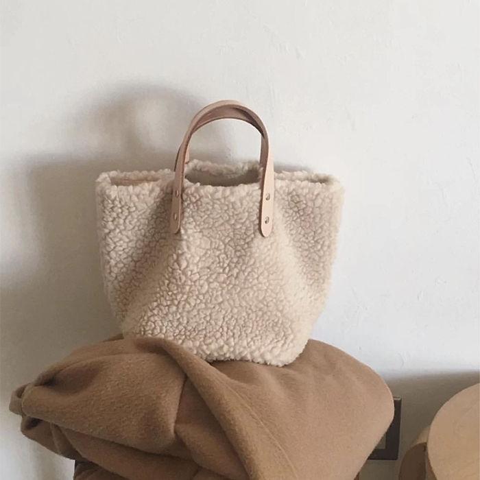 

2021 new autumn and winter ins lambs hair girl fashion versatile simple handbag, Beige upgrade zipper