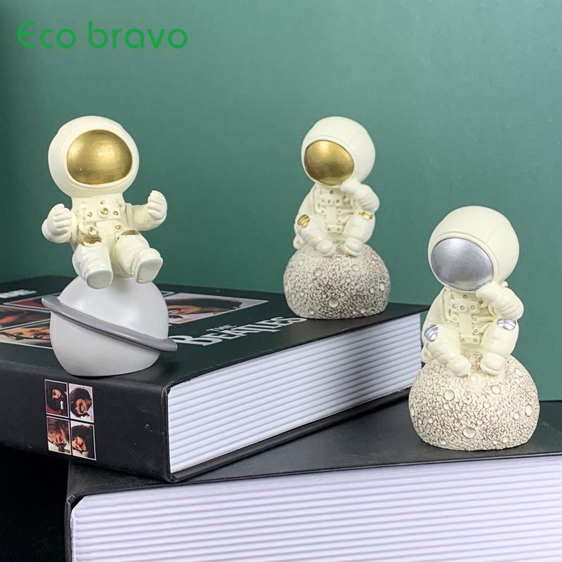 

Ecobravo Nordic Modern Miniature Sculpture Astronaut Ornaments Resin Crafts Home Decoration Accessories Office Desktop Ornaments