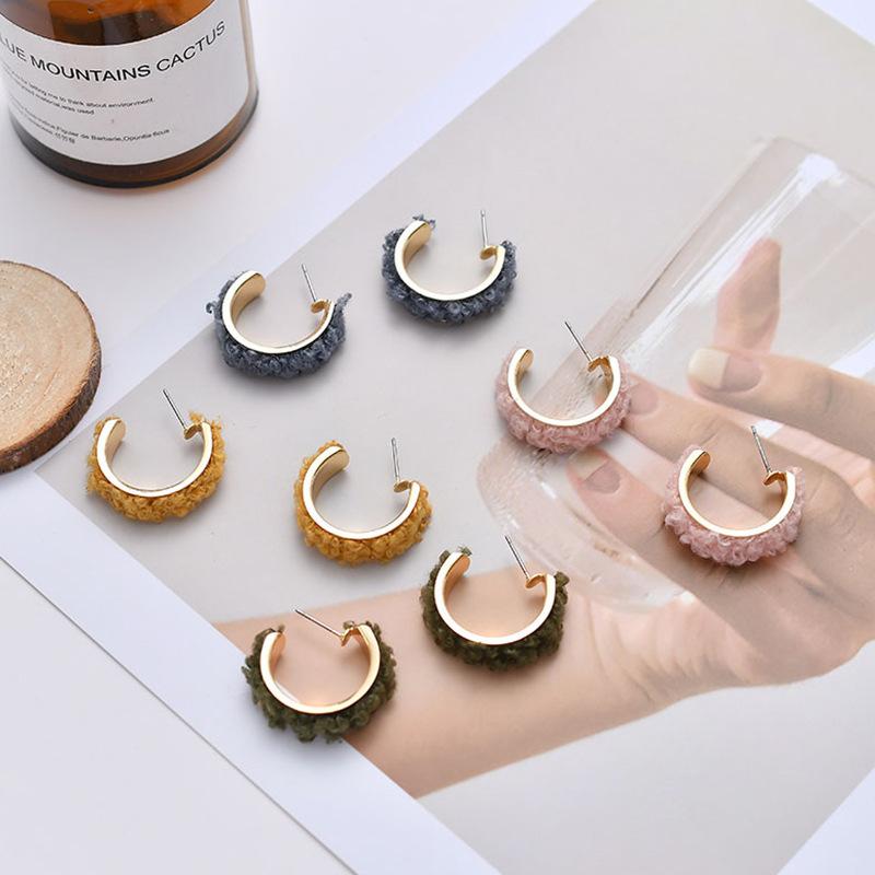 

Autumn and Winter Korean Fashion Women's Accessories Sweet Girl Simple Plush C-shaped Stud Earrings Temperament Female Jewelry
