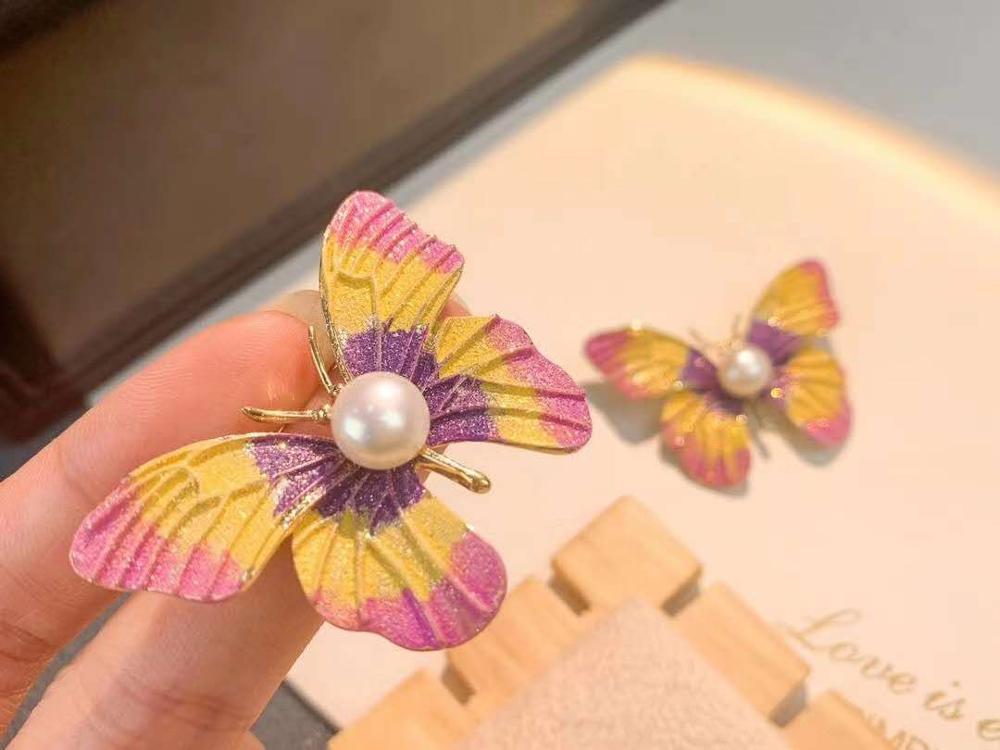 

White Shell Pearl Mixed Color Cubic Zirconia micro pave Butterfly Brooch Pin