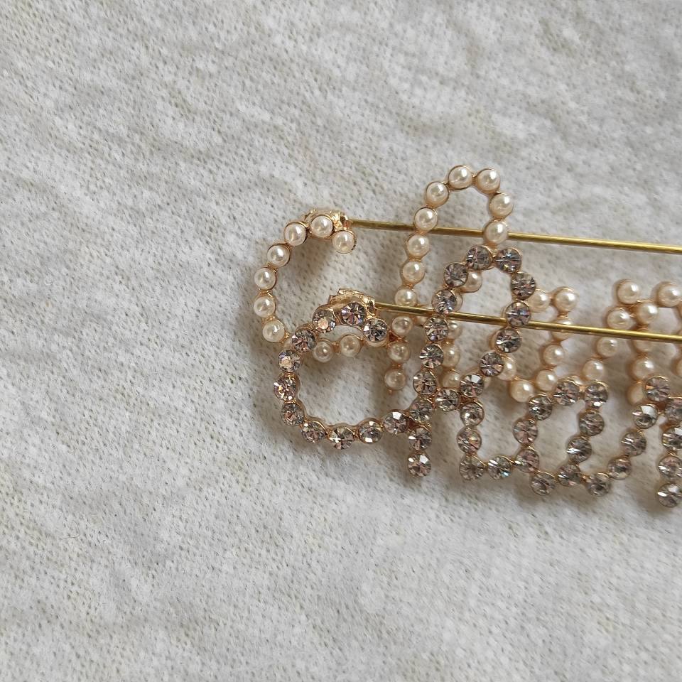

new metal brooch C Classic rhinestone or pearls letters design brooch classic accessories With paper card, Golden;silver