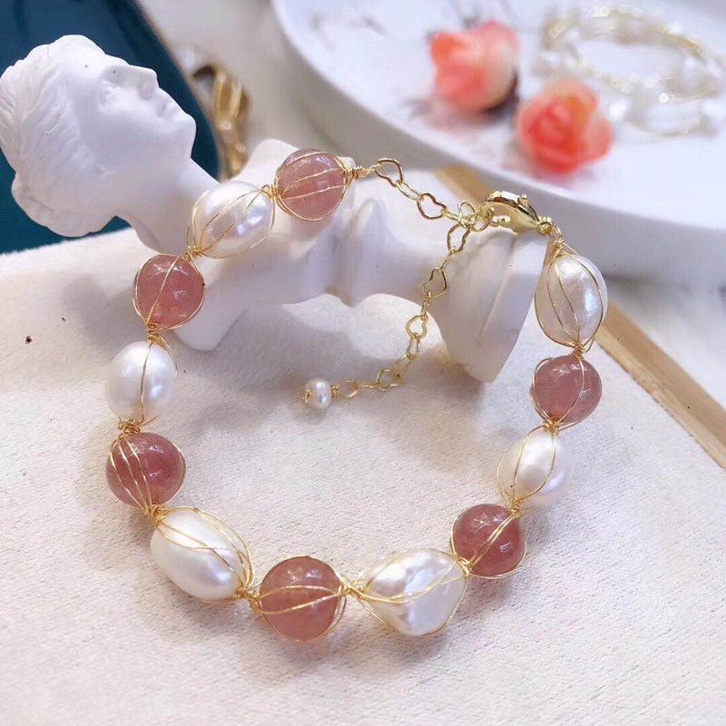 

Strawberry Crystal Bracelet Female Ins Niche Design Jewelry Bracelet Girlfriends Hand-woven Freshwater Pearl Gift Student Women, Black