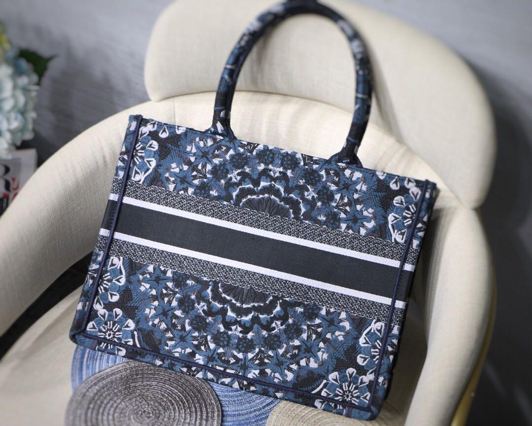 

New ladies large-capacity handbags Paris designer handbags fashion retro ethnic style canvas handmade embroidery pattern shopping bag 105, Gift bag
