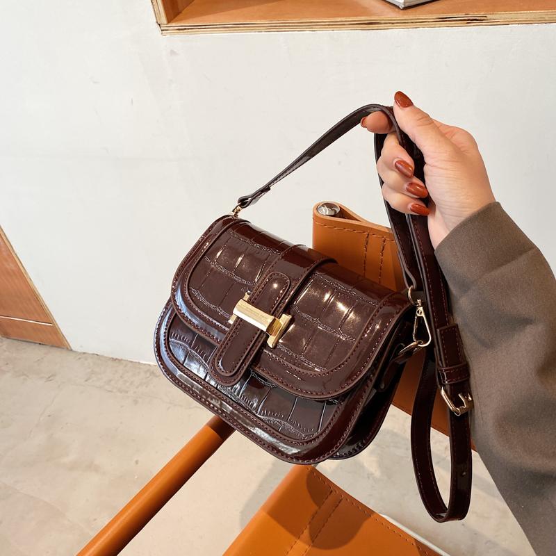 

Premium texture stone pattern for fall/winter 2021 new patent leather glossy women's designer fashion messenger bag, Black