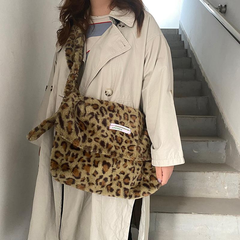 

Japanese ins original leopard print retro vintage large-capacity rucksack plush port wind one-shoulder oblique bag, Pink leopard