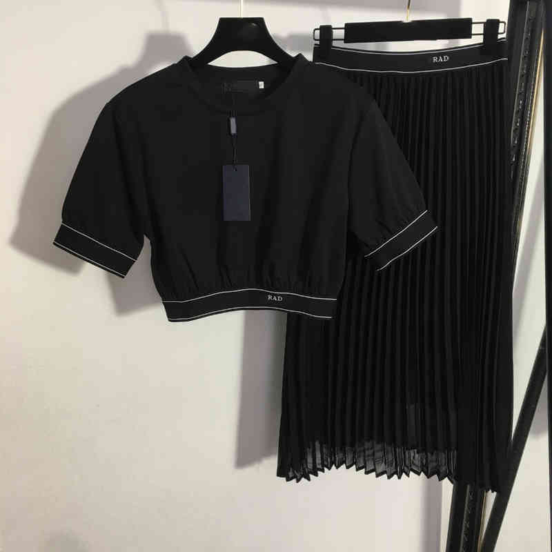 

22ss women designer clothes Two Piece Dress cropped cotton T-shirt elastic waist pleated skirt webbing dresses shirt 2 piec suit 5A quality female Apparel a1