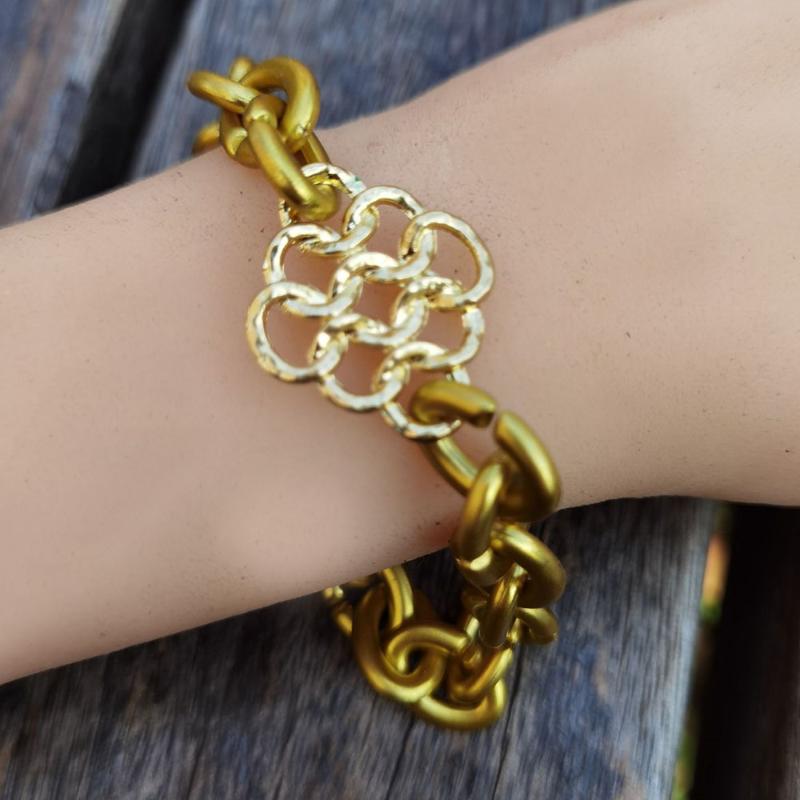 

Charm Bracelets 2022 Good Quality Gold A LUCK Alloy Chinese Knot Adorned Rubber Plated Acrylic Chain Bracelet For Women Geometric