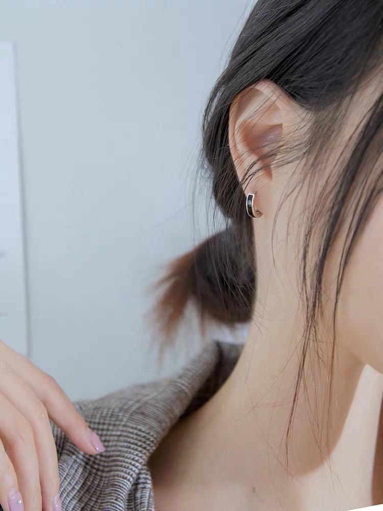 

Charm 925 Sterling Silver Earrings Fashion Black White Round Ear Rings Bone Buckle Simple Wild Trend Men Women Jewelry