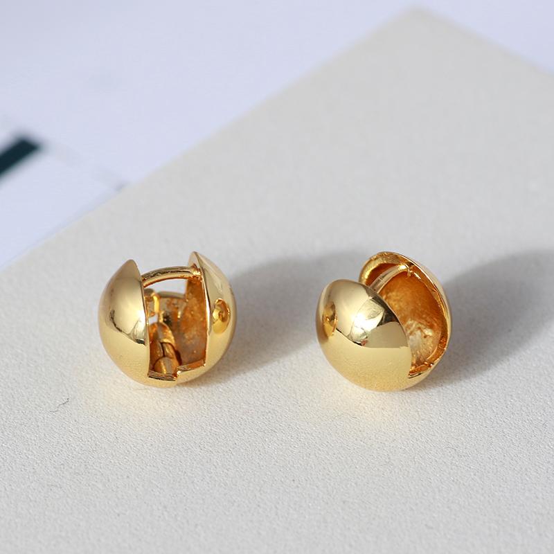 

Personality cold air metallic light surface stereo ball earrings