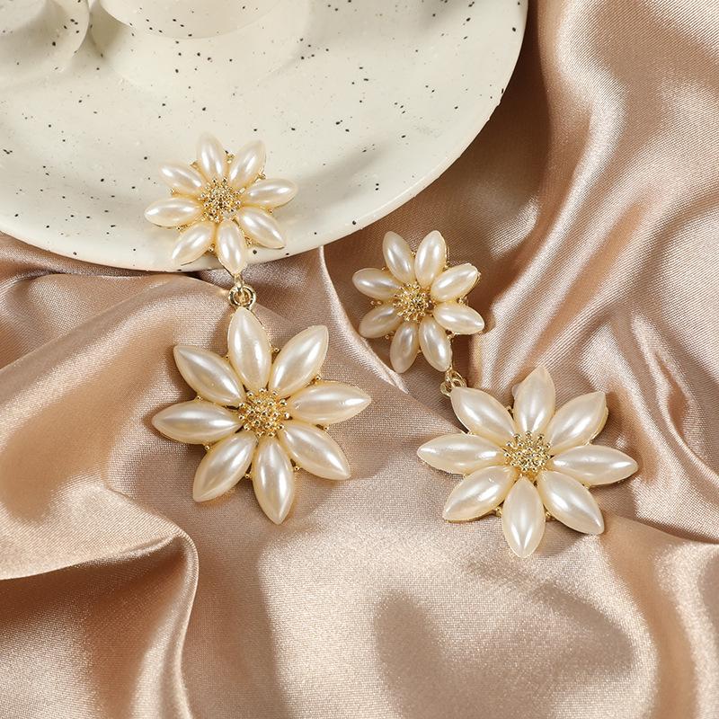 

Stud Of Fund 2021 Golden Gem Earrings Little Daisy Exaggerated Long Sweet Pearl
