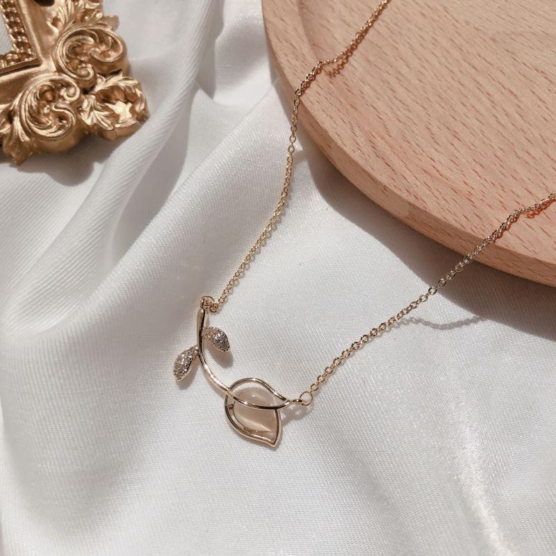 

Vivid Trulip Flower Pendant Necklace For Women Opal Petal Shinning Crystal Jewelry