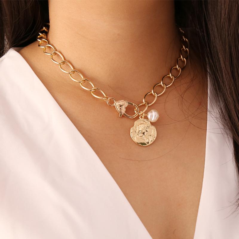 

Chokers Fashion Portrait Relief Imitation Pearl Pendant NecklaceGoldthick Chain Temperament Retro Charm Jewelry Good Friend Gift