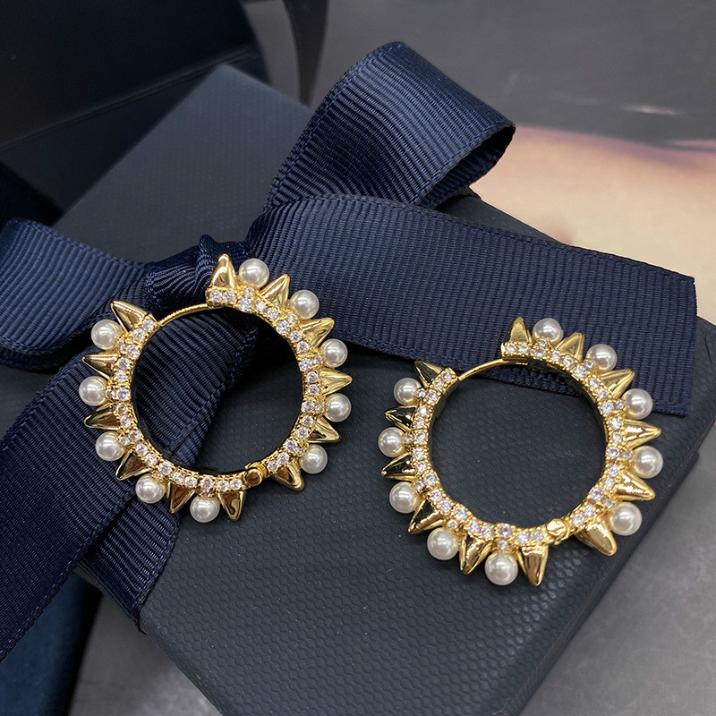 

Merry Christmas to you2020Gold rivet pearl earrings advanced sense rivet ear bone clip sharp nail cone