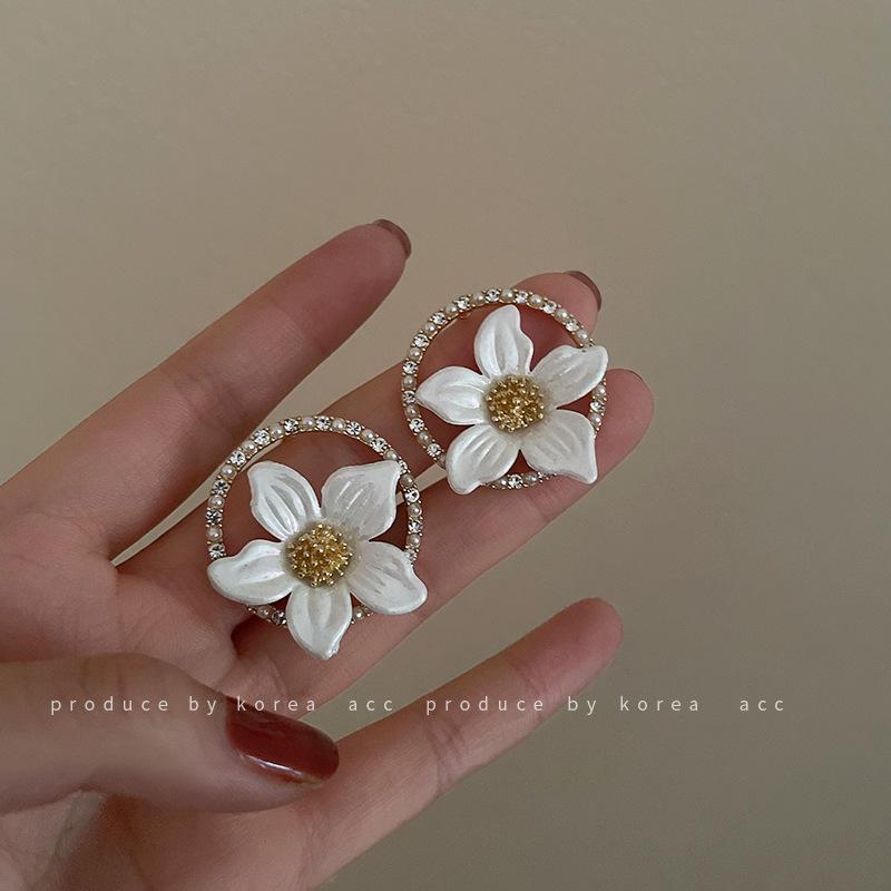 

Stud 2022 Wholesale Fashion Personality Pearl Set Diamond Circle Flower Earrings Temperament For Female, Golden;silver