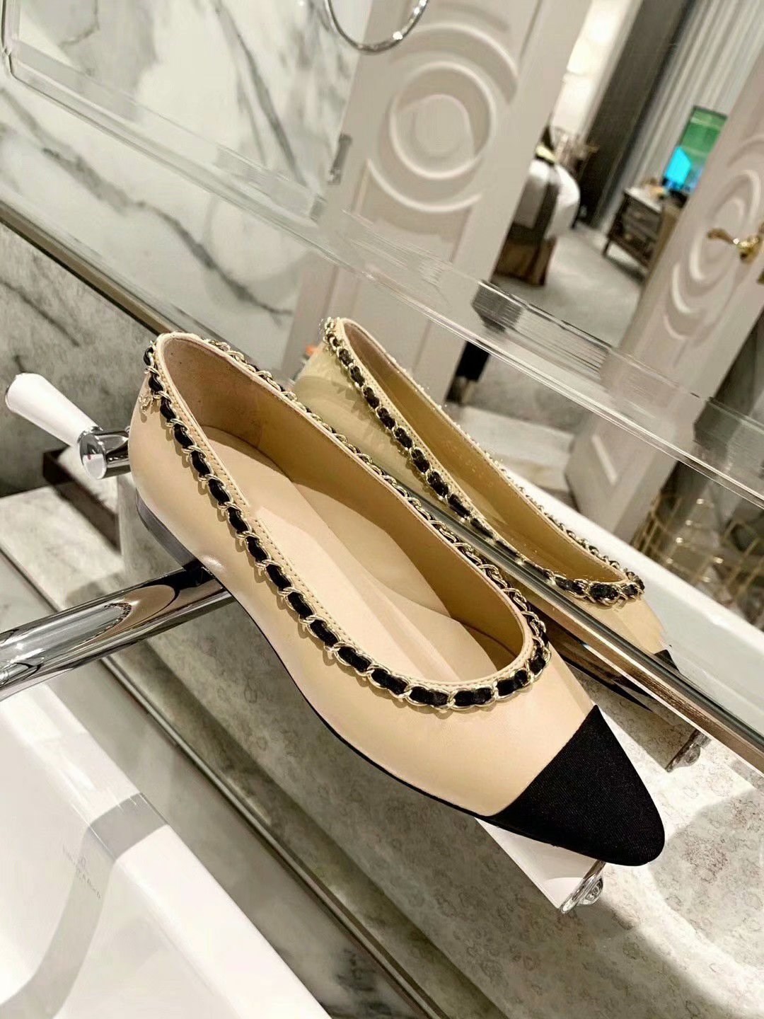 

Small fragrance leather pointed toe flat shoes color matching shallow mouth metal chain flat heel shoes women's spring autumn new, Black