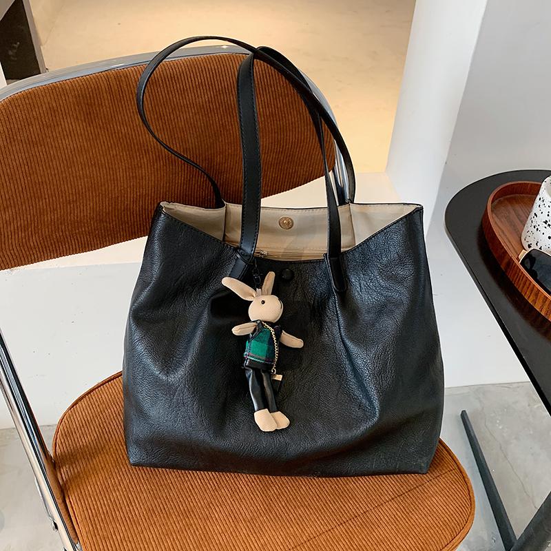 

2021 Autumn And Winter New Female Bag Fashion Big Bag Soft Surface Texture Single Shoulder Daily Shopping Handbag, Black