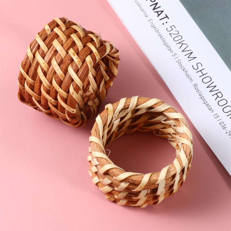 

2pcs Rattan Woven Napkin Ring Holder Buckle Clamp Party Supplies for Restraurant and Hotel (Random Color
