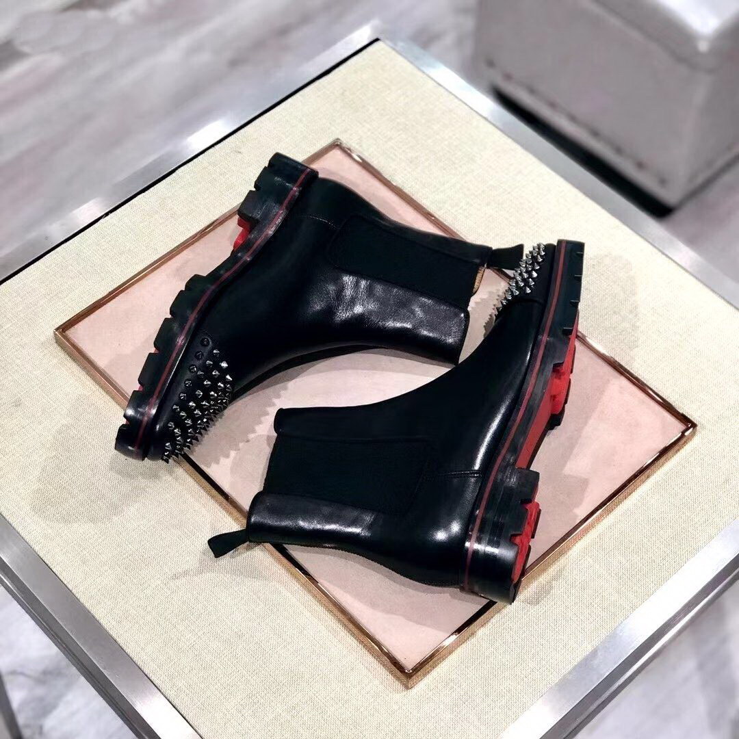 

Fashion Shoes Designer Man Ankle Boots Melon Boots Black Calfskin Rubber Lug Sole Mens Fashion Booty Famous Party Wedding