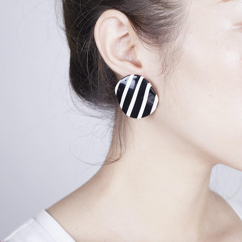 

Korean New Fashion Twist Concave Convex Irregular Big Round Earrings Vintage Striped Print Stud Earrings for Women Jewelry1