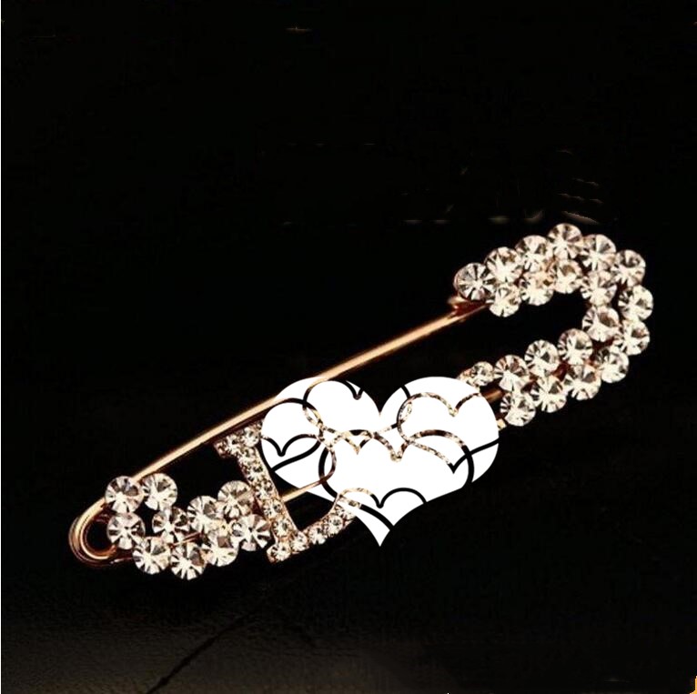 

2021 Korean letter brooch female full diamond natural fashion generous corsage sweater coat pin free shipping