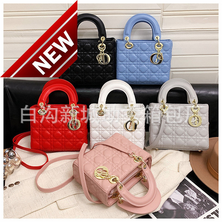 

2022 Autumn Winter New Women's Simple Solid Color One Shoulder Trendy with Texture Versatile Portable Princess Bag and Messenger, White