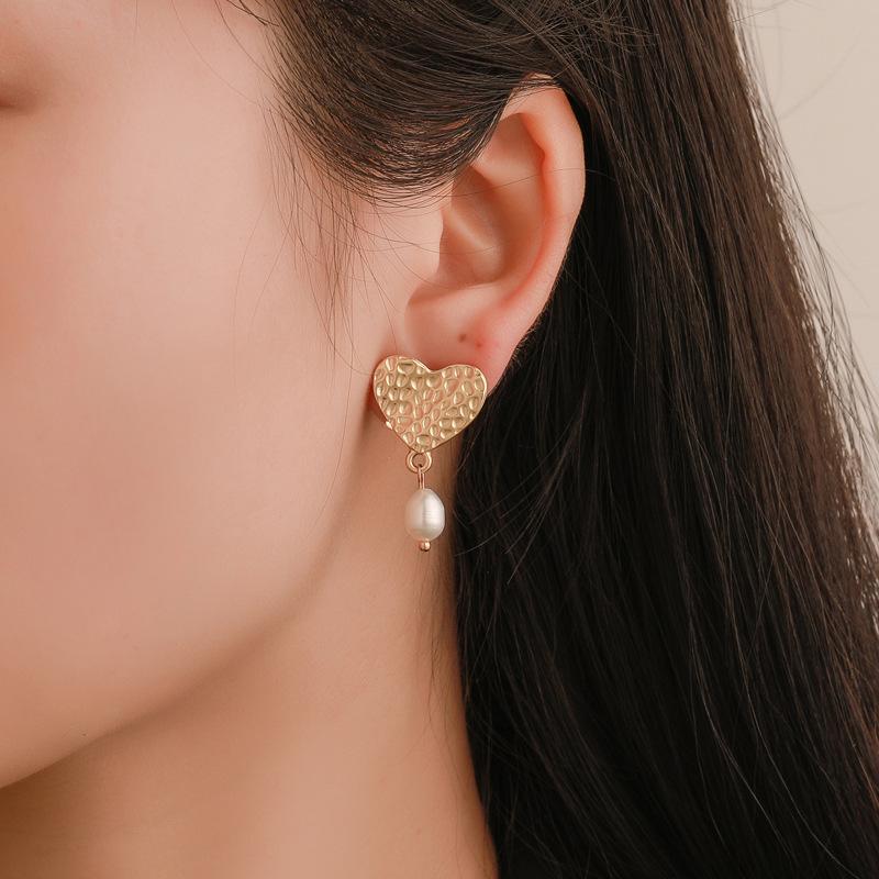 

Stud Cute Natural Freshwater Pearl Temperament Gold Nectar Heart-shaped Earrings Girl Simple Golden Gift