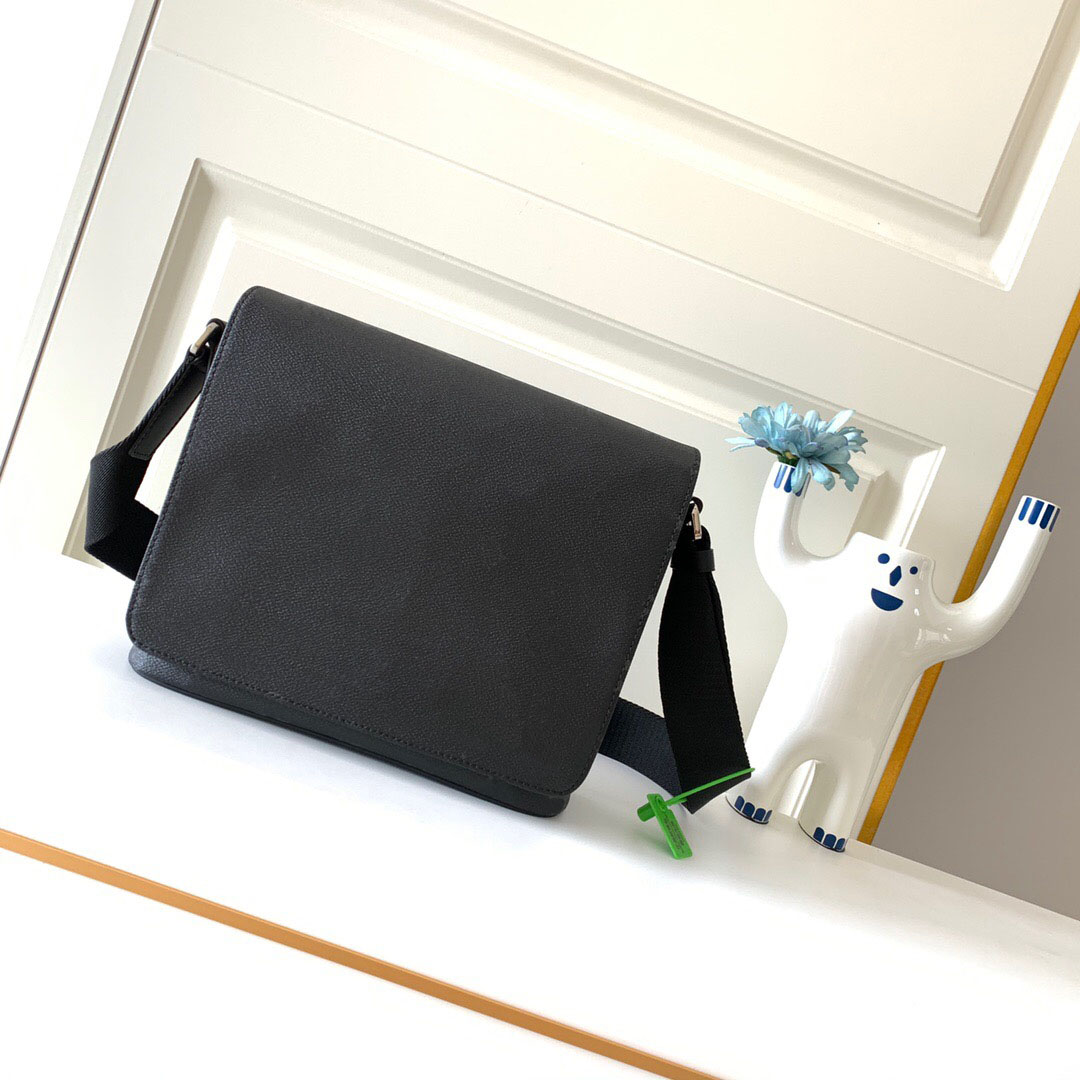 Classic men's one shoulder bag cross bag small messenger bag luxury designer bag, size: 25 * 22 * 8cm, free shipping, code: 44000-image-582729256